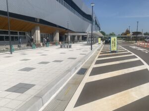 JR新幹線・小松駅の駅前ロータリーの歩車道境界ブロックの目地材として当社目地フォームを大量に使ってもらっております。