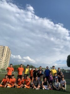 共和ゴムFC、同志社香里サッカー部OBチームとの記念撮影です。