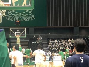 横浜エクセレンス試合会場である横浜武道館に設置された共和ゴム製MAT看板となります。試合中でも共和ゴムの看板が見えました。