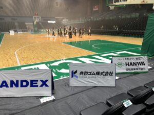 横浜エクセレンス試合会場である横浜武道館に設置された共和ゴム製MAT看板となります。