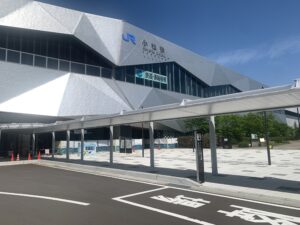 JR新幹線・小松駅のタクシー乗り場の歩車道境界ブロックの目地材として当社目地フォームを大量に使ってもらっております。