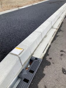 水路付き歩車道境界ブロックの布設作業に、共和ゴム製「目地フォーム」が使われております。