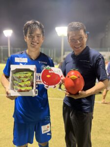 東京ユナイテッドFCの試合最優秀選手•上加世田選手によしかファーム株式会社の高糖度フルーツトマトをTricho賞としてお渡ししました。