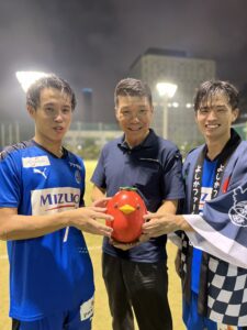 東京ユナイテッドFCの試合最優秀選手によしかファーム株式会社の高糖度フルーツトマトをTricho賞としてお渡ししました。