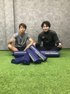 アクシスフォーマー® 宣伝隊長・泉澤 仁 選手(大宮アルディージャ#39)と松田 悦典 様(元 浦和レッズ)