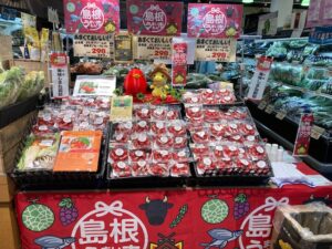 ミートモリタ屋南平台店での高糖度フルーツトマト「Tricho（トリコ）」の販売風景です。